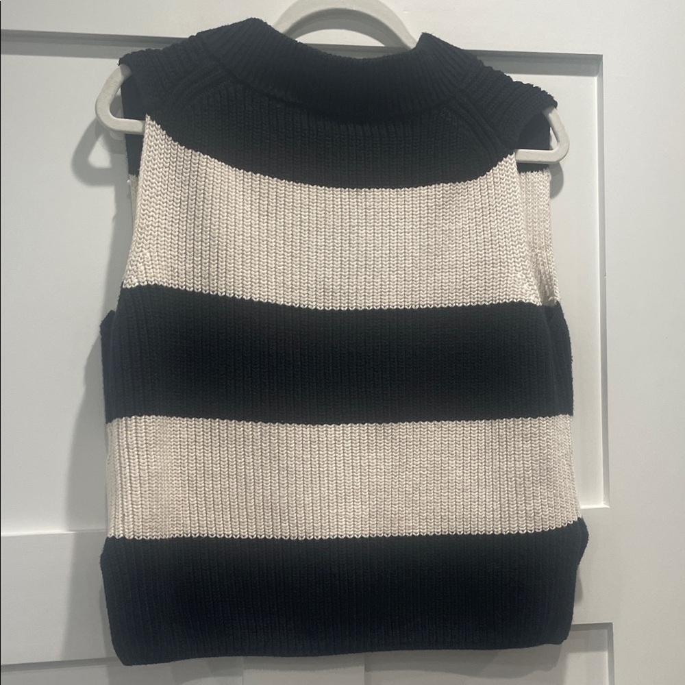 Abercrombie & Fitch Black and White V-Neck Sweater Vest - Picture 3 of 3
